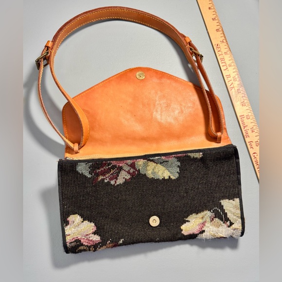Vintage 1980’s Ralph Lauren purse. Carpet tapestry w leather inside lining flap. - Picture 2 of 8